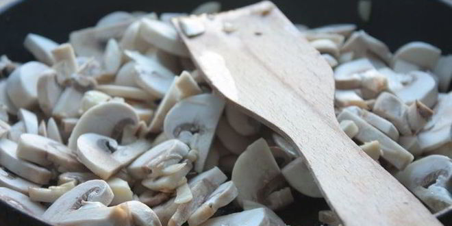 Рецепт картофельных драников с треской под грибным соусом