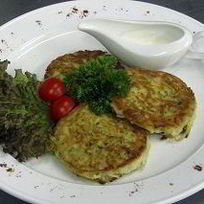 Картофельные драники со сметаной