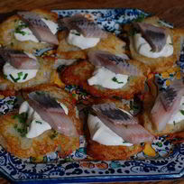 Овощные драники с селедкой