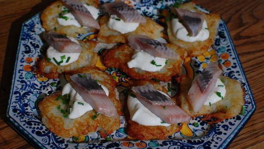 Рецепт овощных драников с селедкой