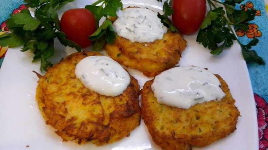Рецепт овощных оладий-драников со сметанно-чесночным соусом