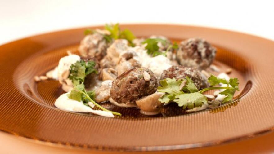 Рецепт фрикаделек из баранины с шампиньонами в йогурте