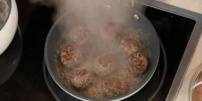 Рецепт фрикаделек из баранины с шампиньонами в йогурте