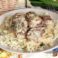 Рецепт Мясных фрикаделек с зеленым горошком в сливочном соусе