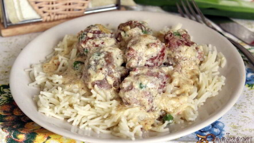 Рецепт мясных фрикаделек с зеленым горошком в сливочном соусе