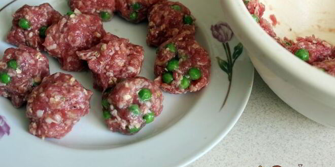 Рецепт мясных фрикаделек с зеленым горошком в сливочном соусе