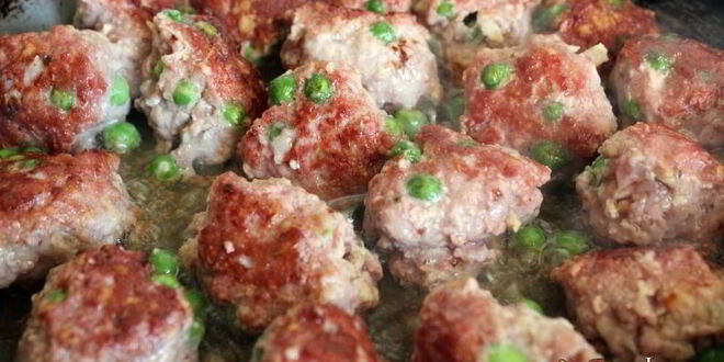 Рецепт мясных фрикаделек с зеленым горошком в сливочном соусе