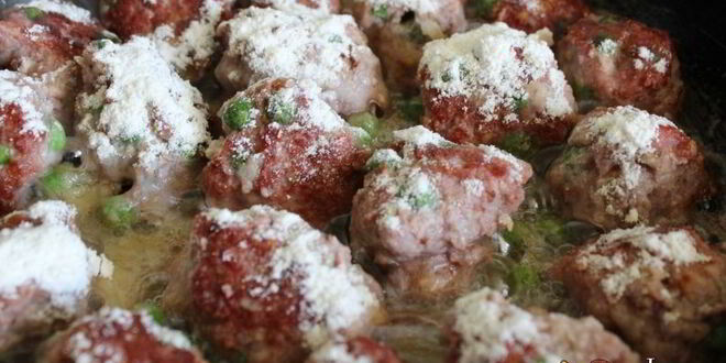 Рецепт мясных фрикаделек с зеленым горошком в сливочном соусе