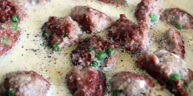 Рецепт мясных фрикаделек с зеленым горошком в сливочном соусе