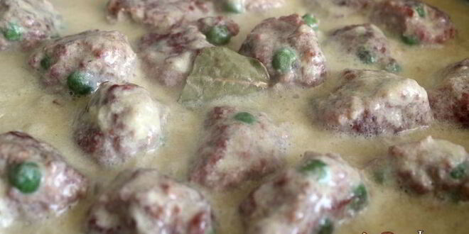 Рецепт мясных фрикаделек с зеленым горошком в сливочном соусе