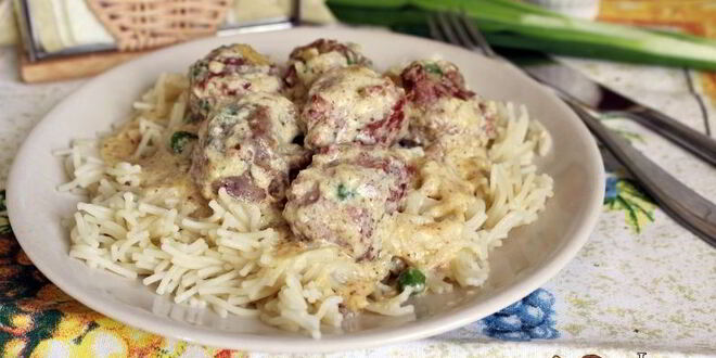 Рецепт мясных фрикаделек с зеленым горошком в сливочном соусе