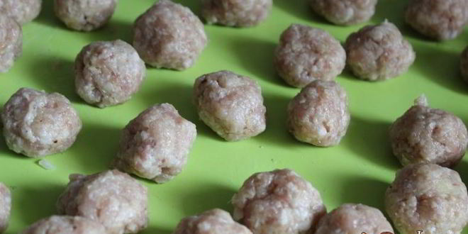 Рецепт мясных фрикаделек в сметанно-томатном соусе