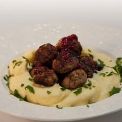 Рецепт Скандинавских фрикаделек с брусничным соусом и пикантным пюре