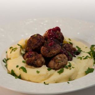 Рецепт Скандинавских фрикаделек с брусничным соусом и пикантным пюре