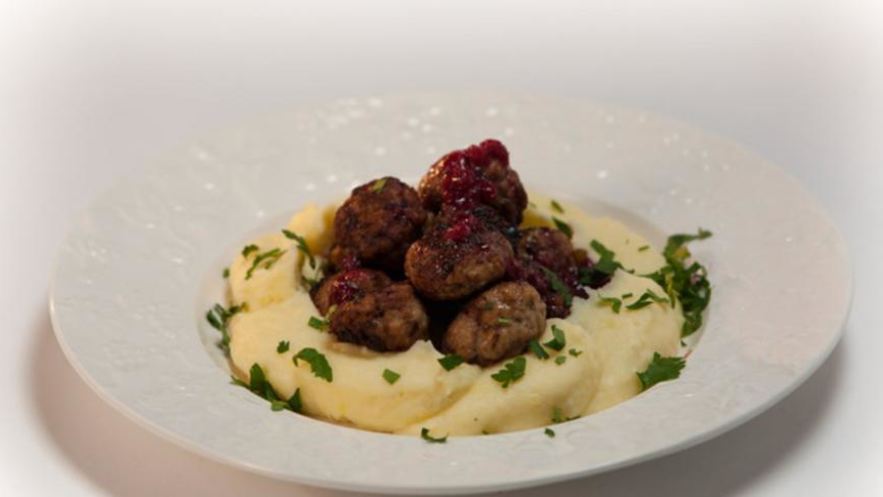 Рецепт скандинавских фрикаделек с брусничным соусом и пикантным пюре