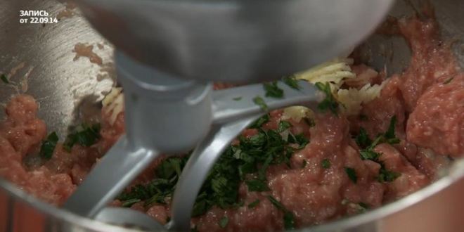 Рецепт скандинавских фрикаделек с брусничным соусом и пикантным пюре