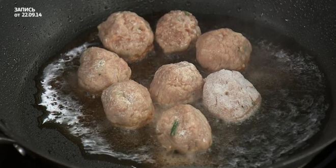 Рецепт скандинавских фрикаделек с брусничным соусом и пикантным пюре