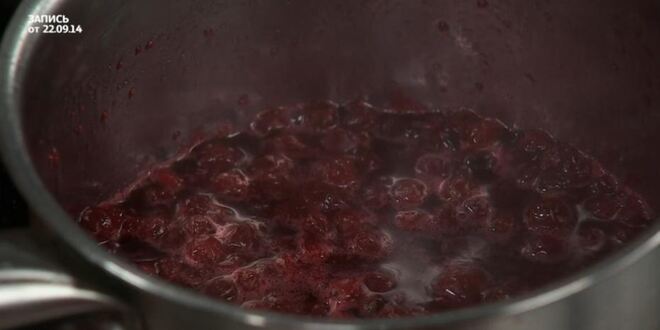 Рецепт скандинавских фрикаделек с брусничным соусом и пикантным пюре