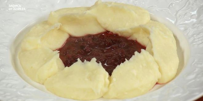 Рецепт скандинавских фрикаделек с брусничным соусом и пикантным пюре