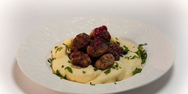 Рецепт скандинавских фрикаделек с брусничным соусом и пикантным пюре