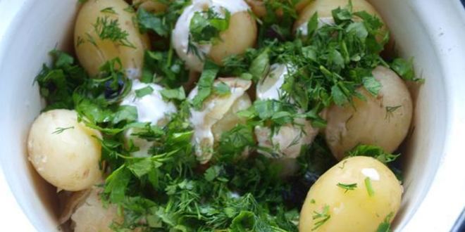 Рецепт картофеля молодой со сметаной и зеленью