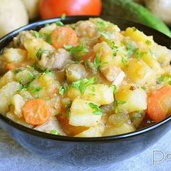 Рецепт Картофеля со свининой, солеными огурцами и томатами