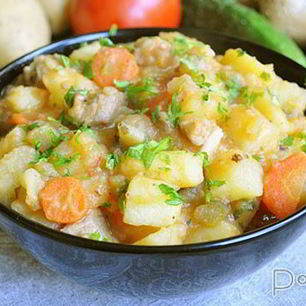 Рецепт Картофеля со свининой, солеными огурцами и томатами