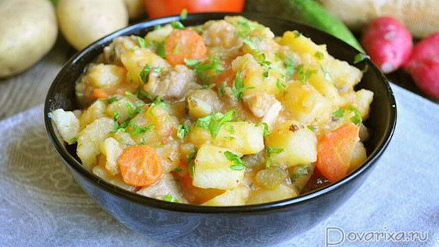 Рецепт картофеля со свининой, солеными огурцами и томатами