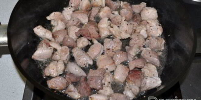 Рецепт картофеля со свининой, солеными огурцами и томатами