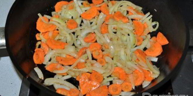 Рецепт картофеля со свининой, солеными огурцами и томатами