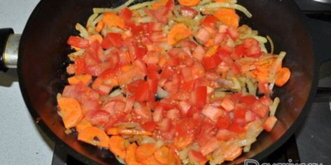 Рецепт картофеля со свининой, солеными огурцами и томатами