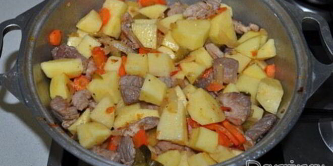 Рецепт картофеля со свининой, солеными огурцами и томатами