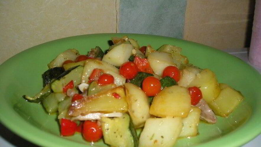 Рецепт картофеля, жареного с цукини и помидорами черри