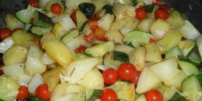 Рецепт картофеля, жареного с цукини и помидорами черри