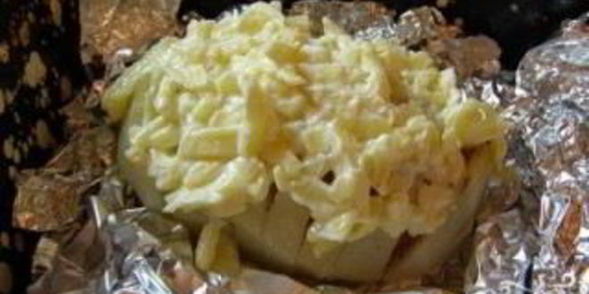 Рецепт картошки с колбасой и сыром в духовке