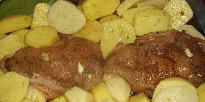 Рецепт картошки с куриной грудкой , зеленью и пряными травами