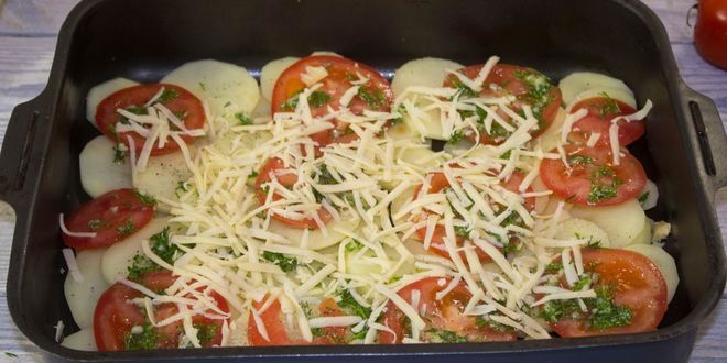 Рецепт картошки с помидорами и сыром в духовке