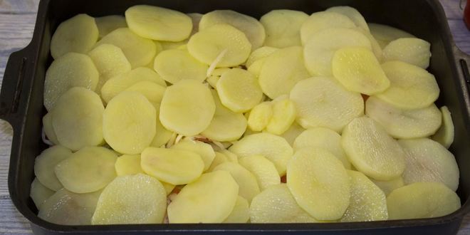 Рецепт картошки с помидорами и сыром в духовке