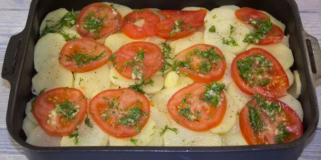Рецепт картошки с помидорами и сыром в духовке