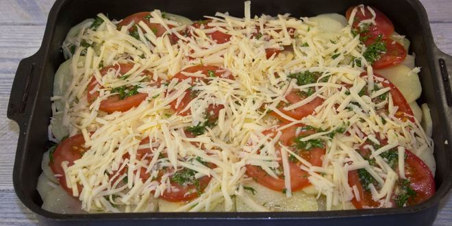 Рецепт картошки с помидорами и сыром в духовке