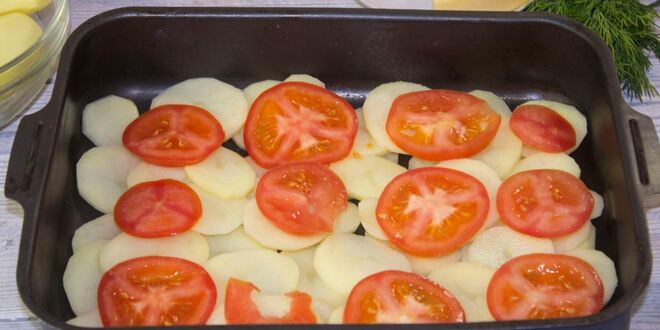 Рецепт картошки с помидорами и сыром в духовке
