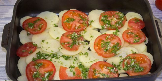 Рецепт картошки с помидорами и сыром в духовке