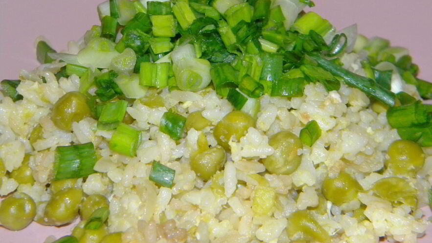 Рецепт риса с яйцом, горошком и соевым соусом