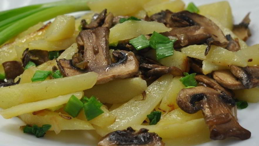 Рецепт жареной картошки с шампиньонами и луком