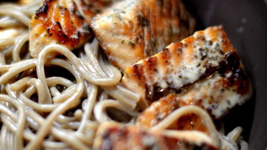 Рецепт гречневой лапши с красной рыбой в сырном соусе