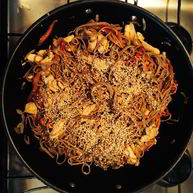 Рецепт Гречневой лапши с курицей, овощами и кунжутом