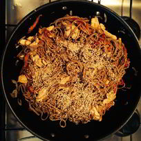 Гречневая лапша с курицей, овощами и кунжутом