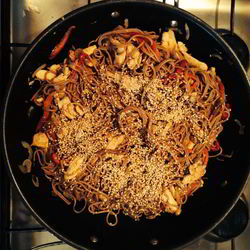 Рецепт Гречневой лапши с курицей, овощами и кунжутом