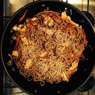 Рецепт Гречневой лапши с курицей, овощами и кунжутом