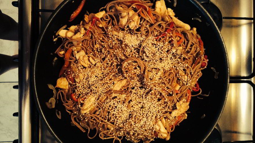 Рецепт гречневой лапши с курицей, овощами и кунжутом